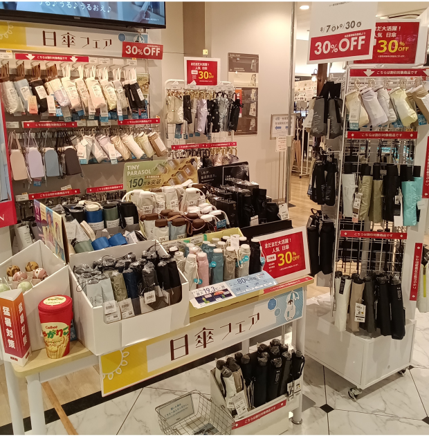 まだまだ大活躍！　人気の日傘が30％ＯＦＦです♪