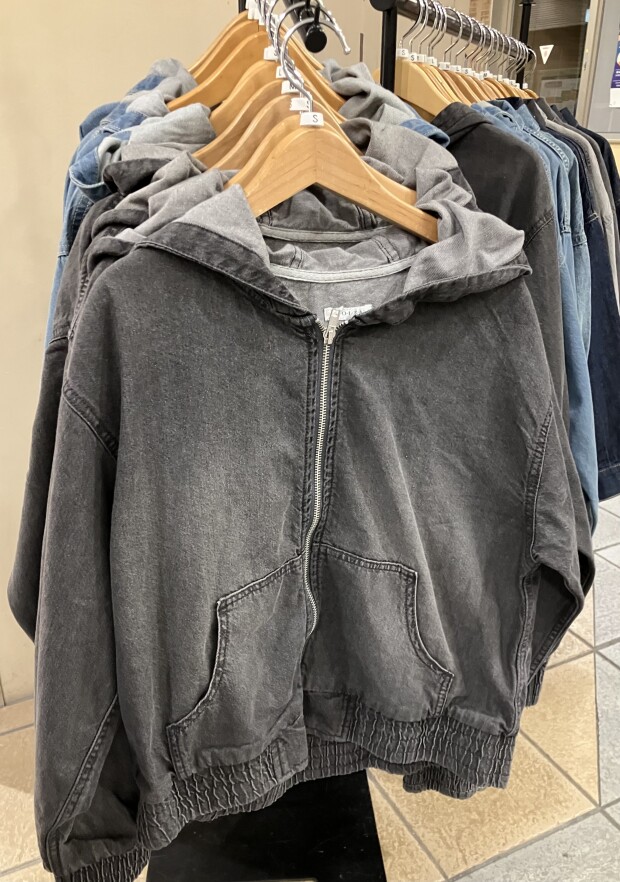 [Honeys]＊人気商品！デニムフードブルゾン＊