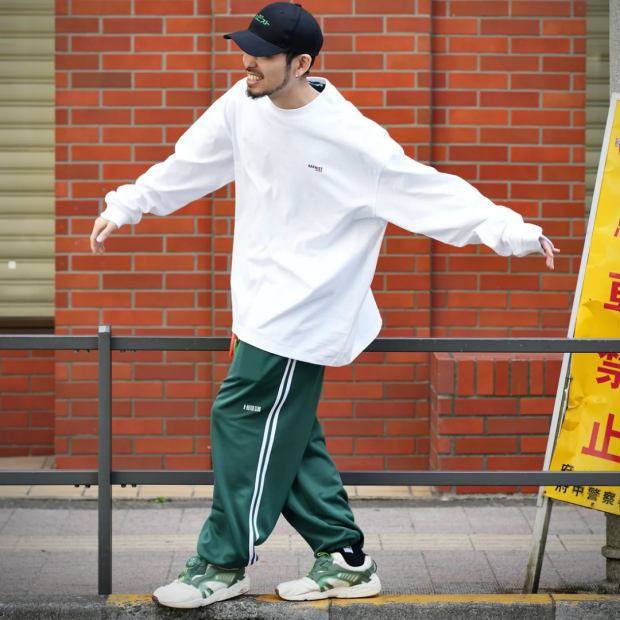 自由を“奏でる”ロンT——L/S 自由奏者