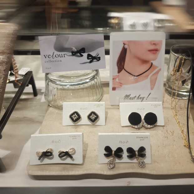 ベロアピアス🖤